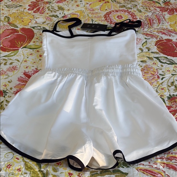 Abercrombie & Fitch Women's White Shorts with Black Trim - Picture 2 of 4